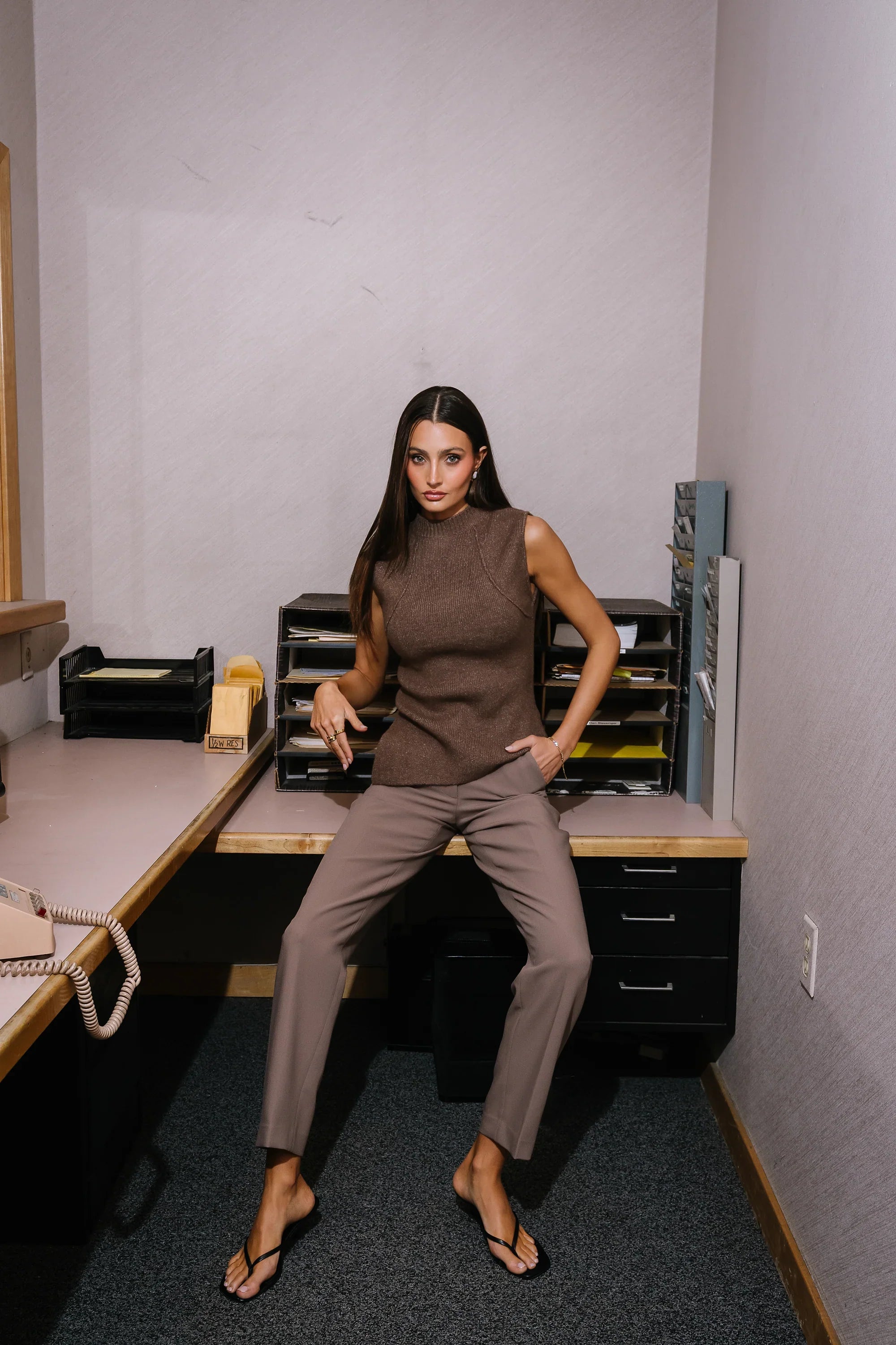 Mitchel Straight Leg Trouser in Taupe
