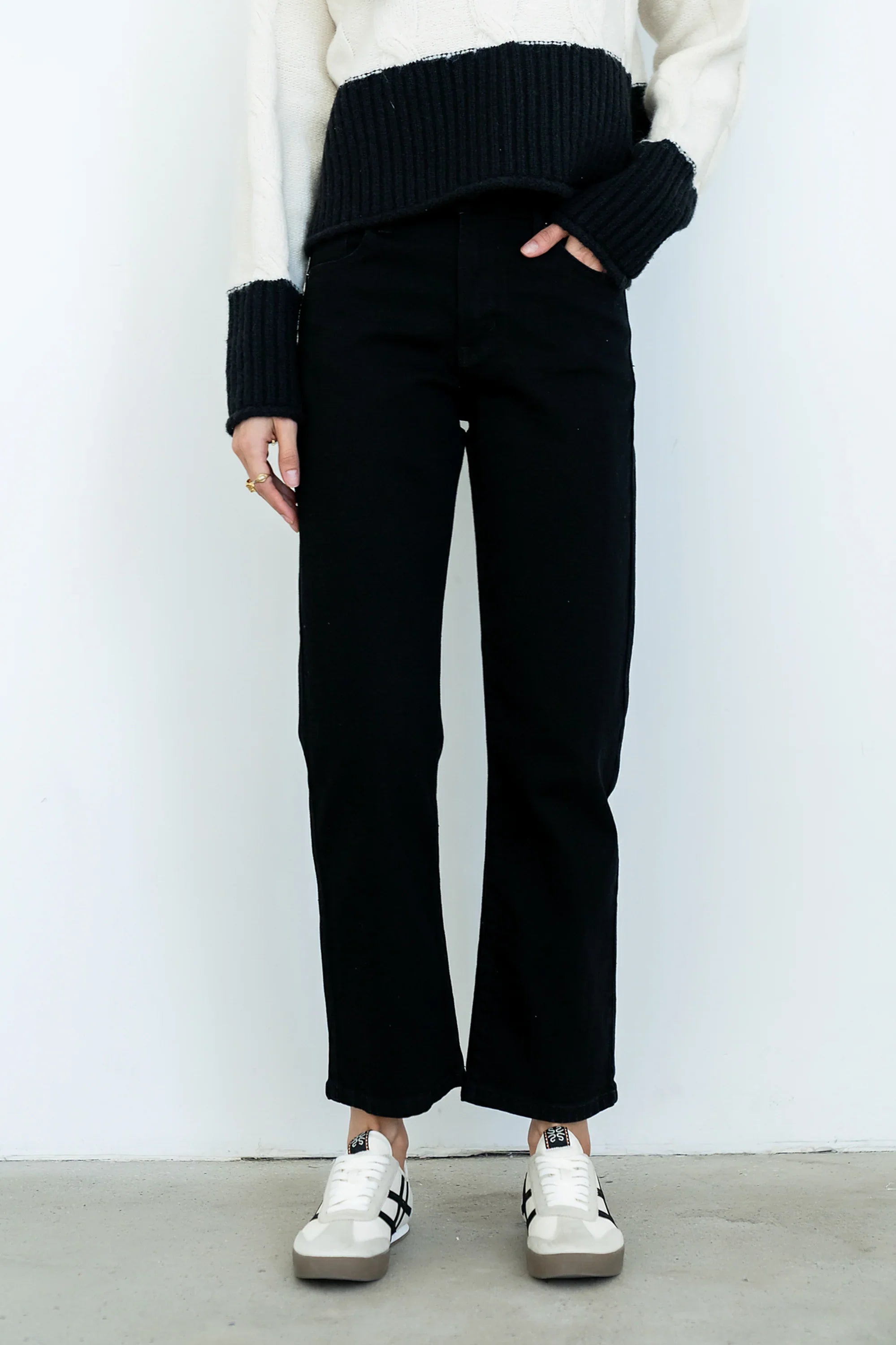 Reya Straight Leg Jeans in Washed Black