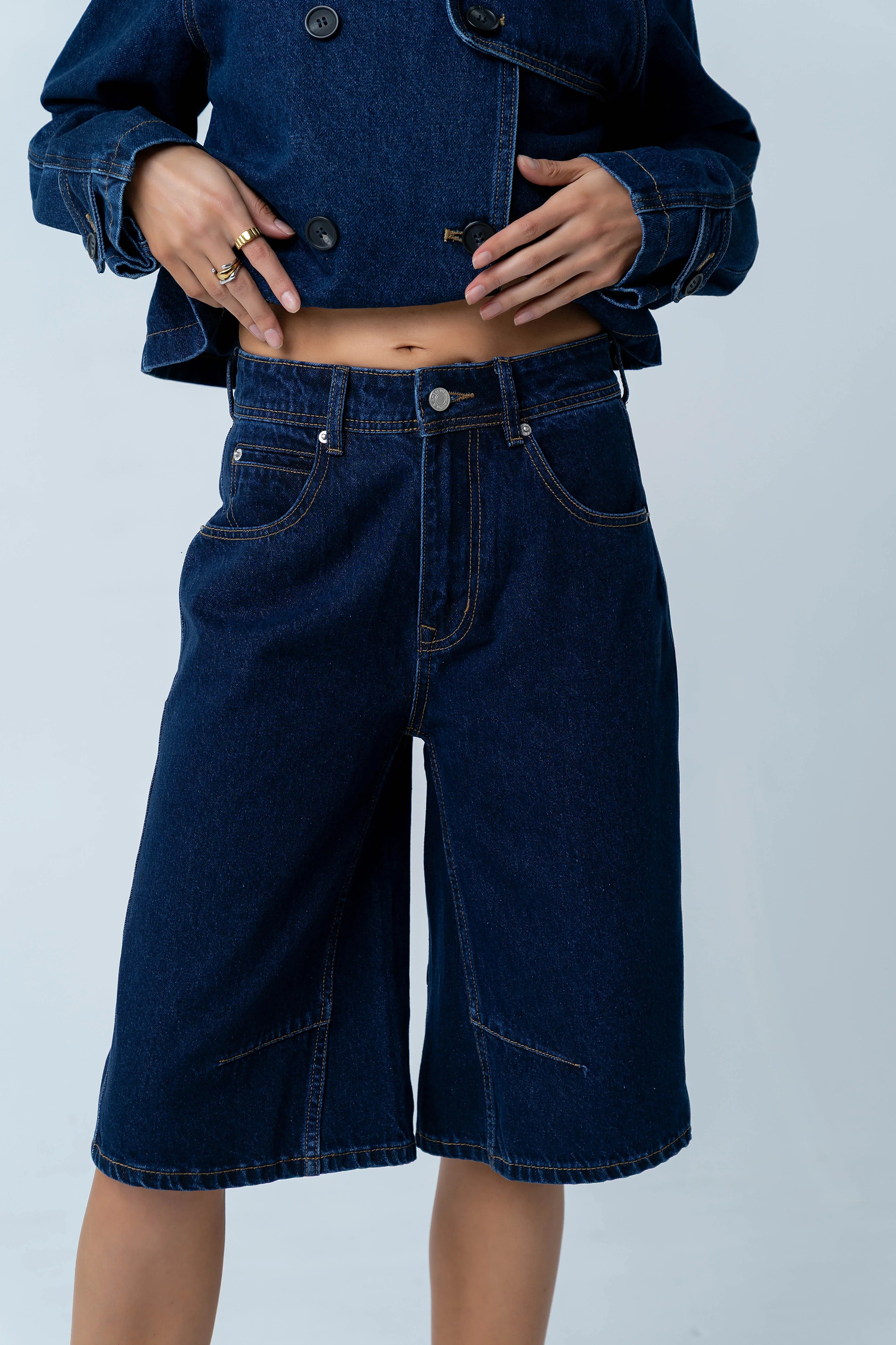 Alden Bermuda Shorts in Dark Wash
